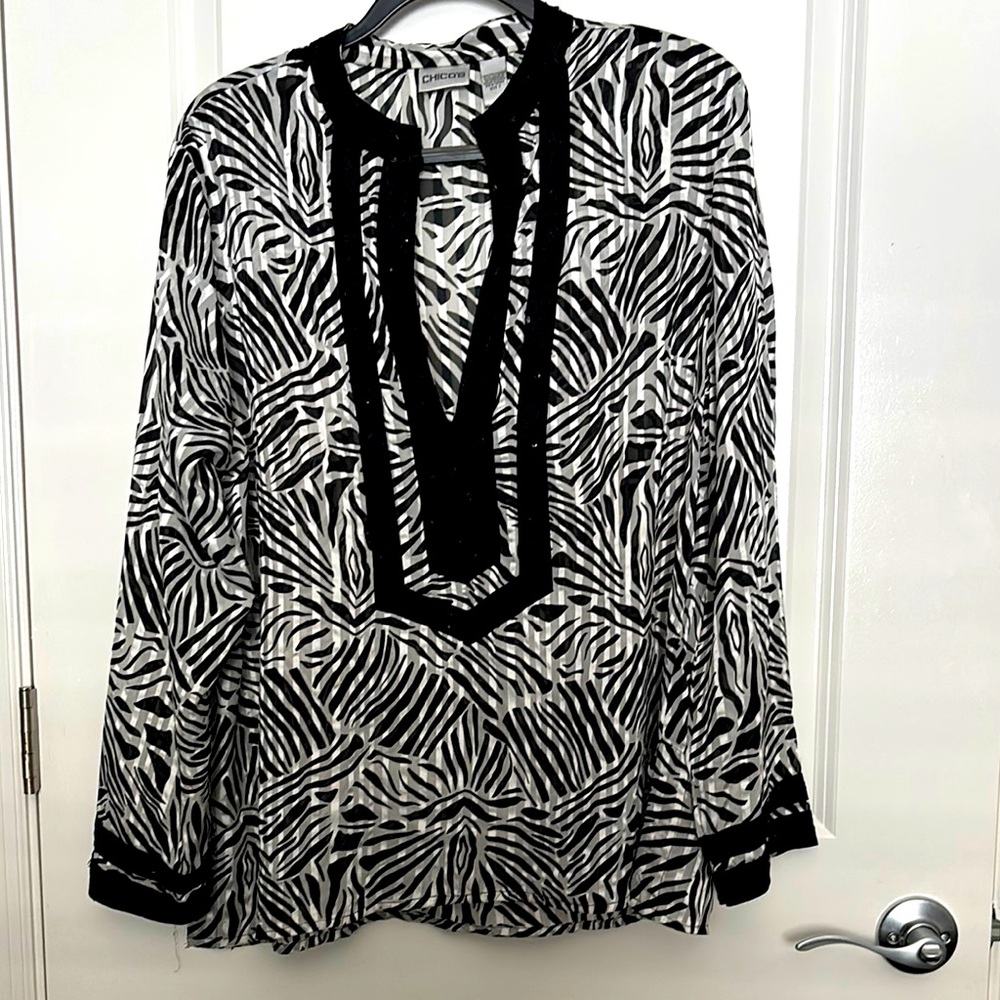 Chico's Black and White Graphic Long Sleeve tunic/Blouse